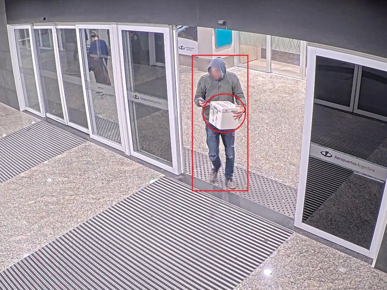 dejó una conservadora con un riñón y tuvieron que activar el protocolo antibomba