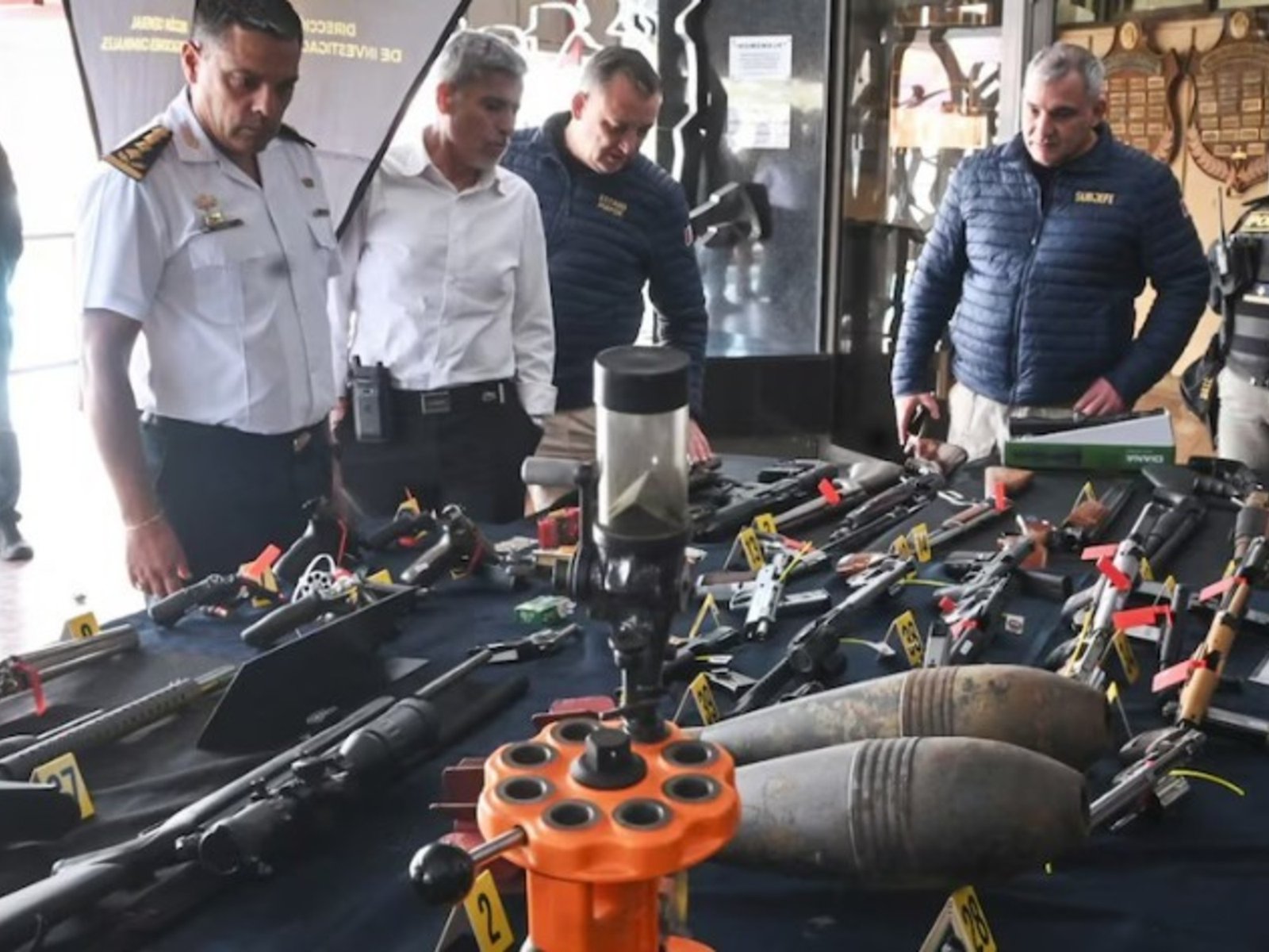 detuvieron a 12 personas e incautaron un arsenal en un megaoperativo por venta ilegal de armas en redes sociales y apps