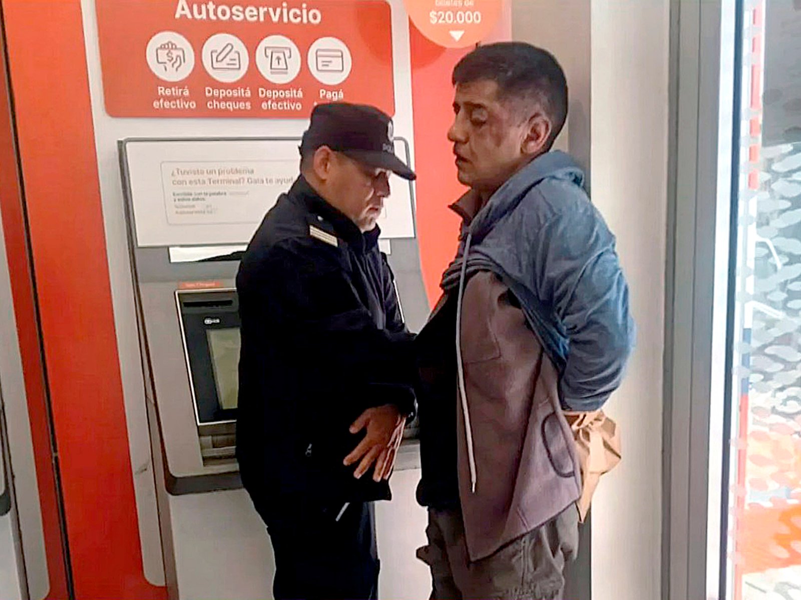 dos clientes evitaron un robo en un cajero autómatico y redujeron a un ladrón