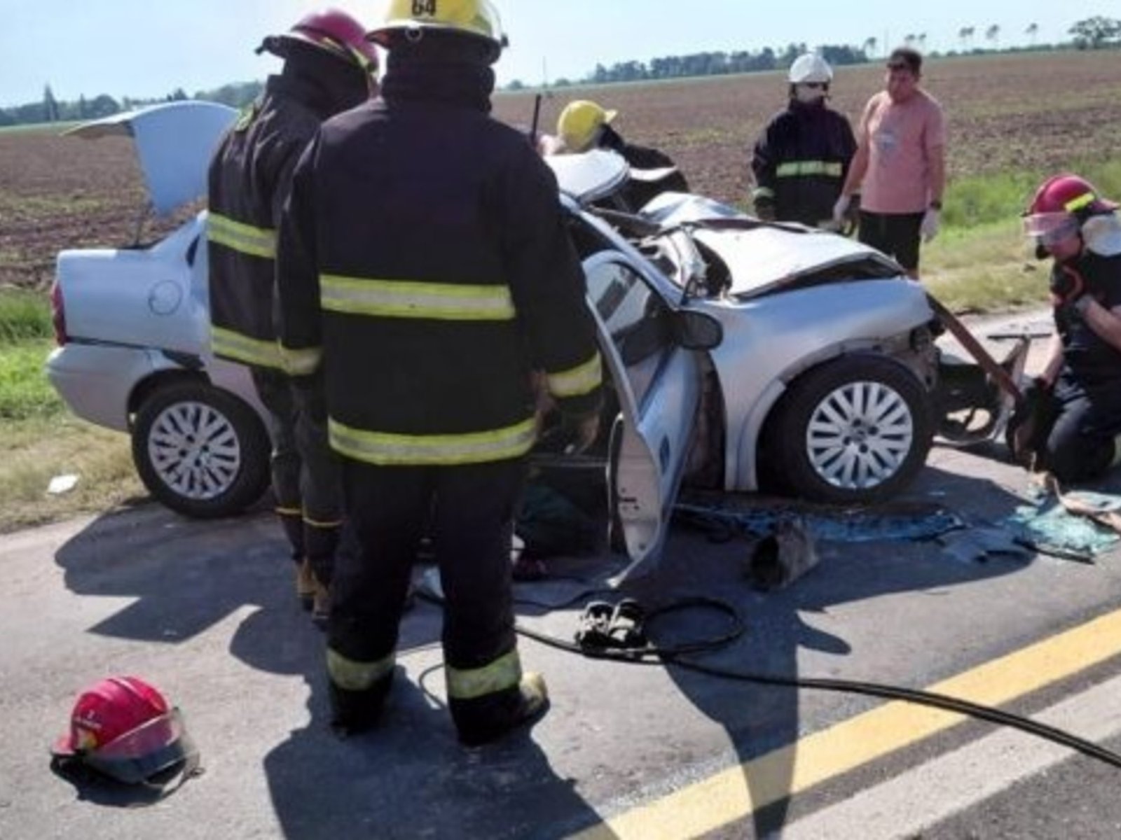dos conductores quedaron atrapados tras un choque frontal y uno murió