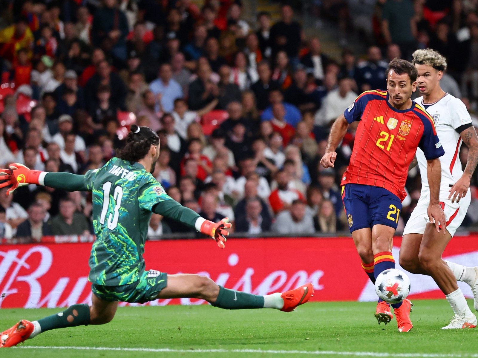el campeón del mundo pisó fuerte en Wembley y ganó un partidazo