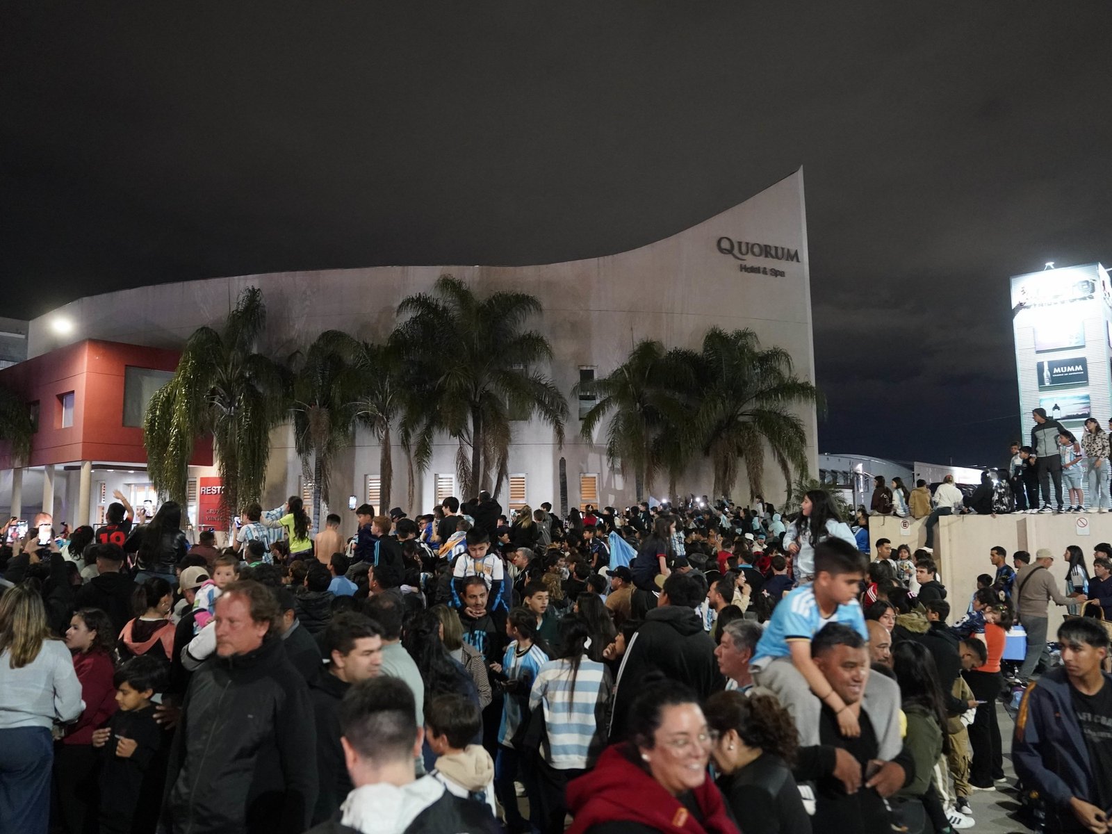 el gesto del nuevo capitán Cuti Romero, Dibu Martínez y más jugadores con los hinchas