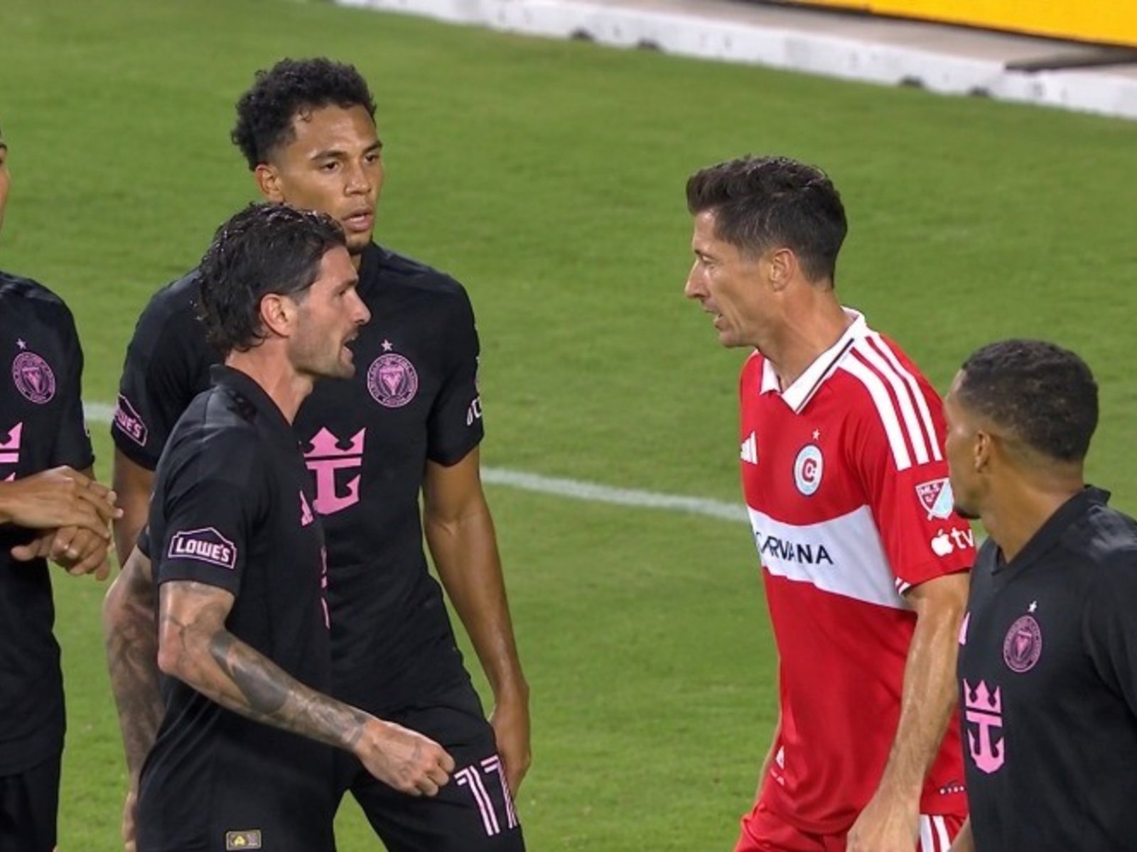 el tenso cruce entre De Paul y Lewandoski en el empate entre Inter Miami y Chicago Fire