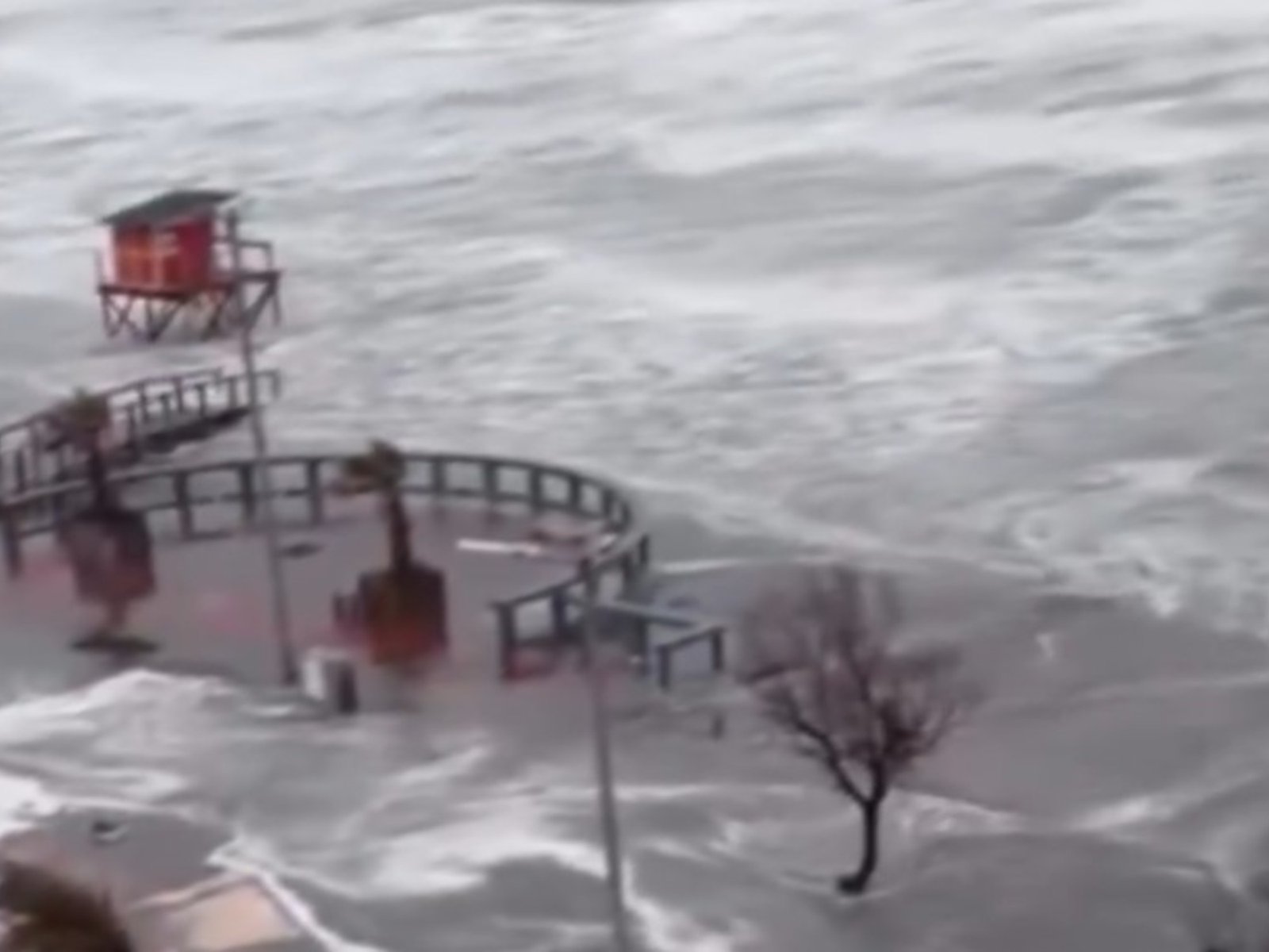 en Monte Hermoso el mar avanzó sobre las calles y generó importantes destrozos