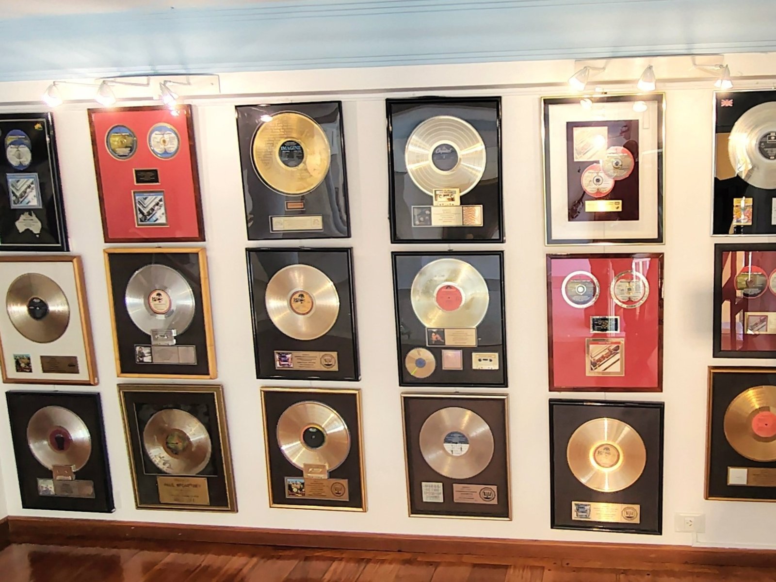 guitarras, discos y objetos inéditos