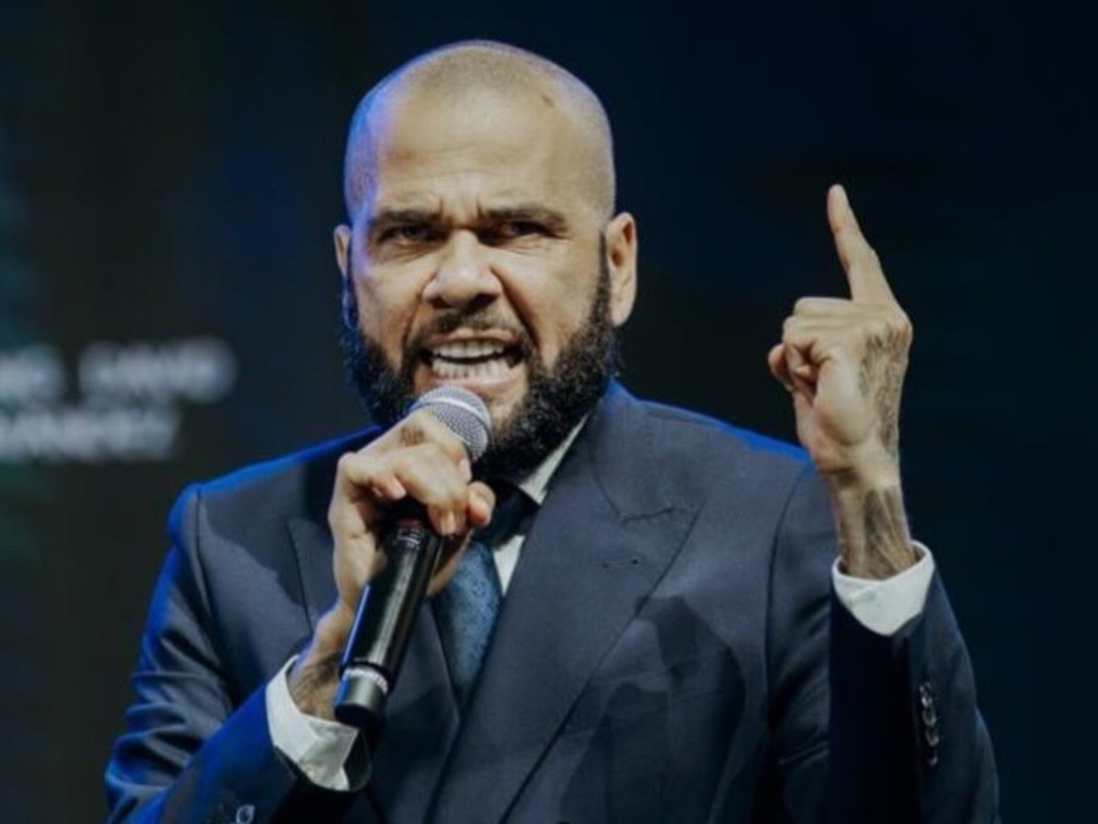 junta multitudes como pastor evangelista y se presenta en Argentina