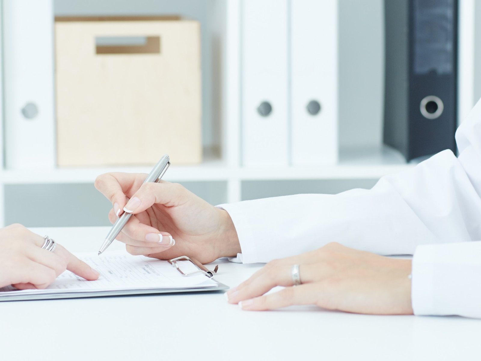 la falsa creencia de los médicos sobre las pacientes que una encuesta reveló