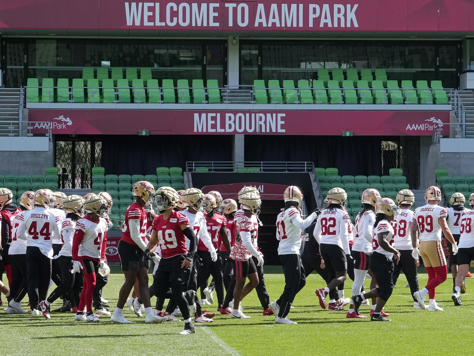los 49ers viajaron una semana antes y los Rams a horas del partido