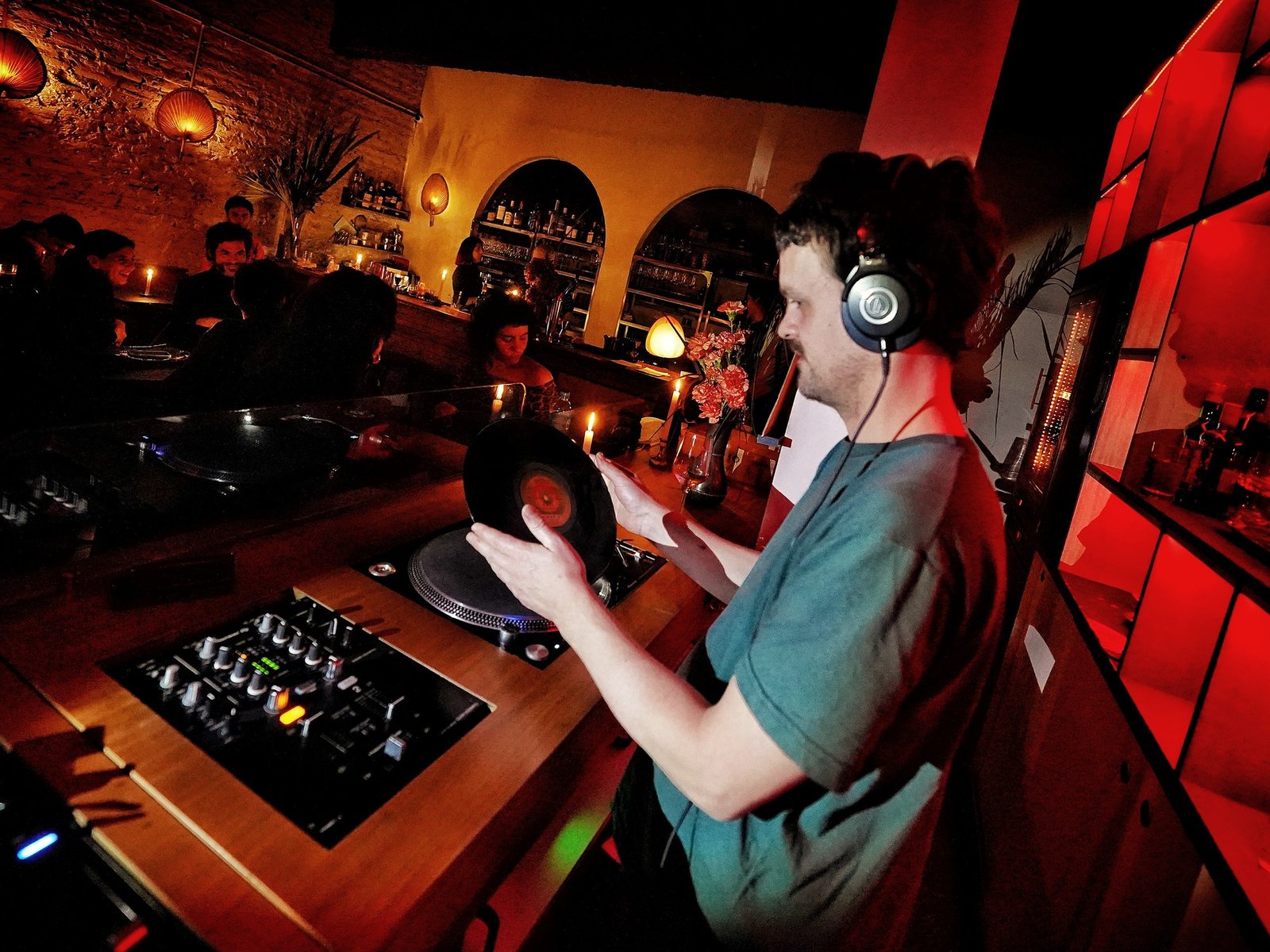 los bares donde se apaga el streaming y suenan los discos