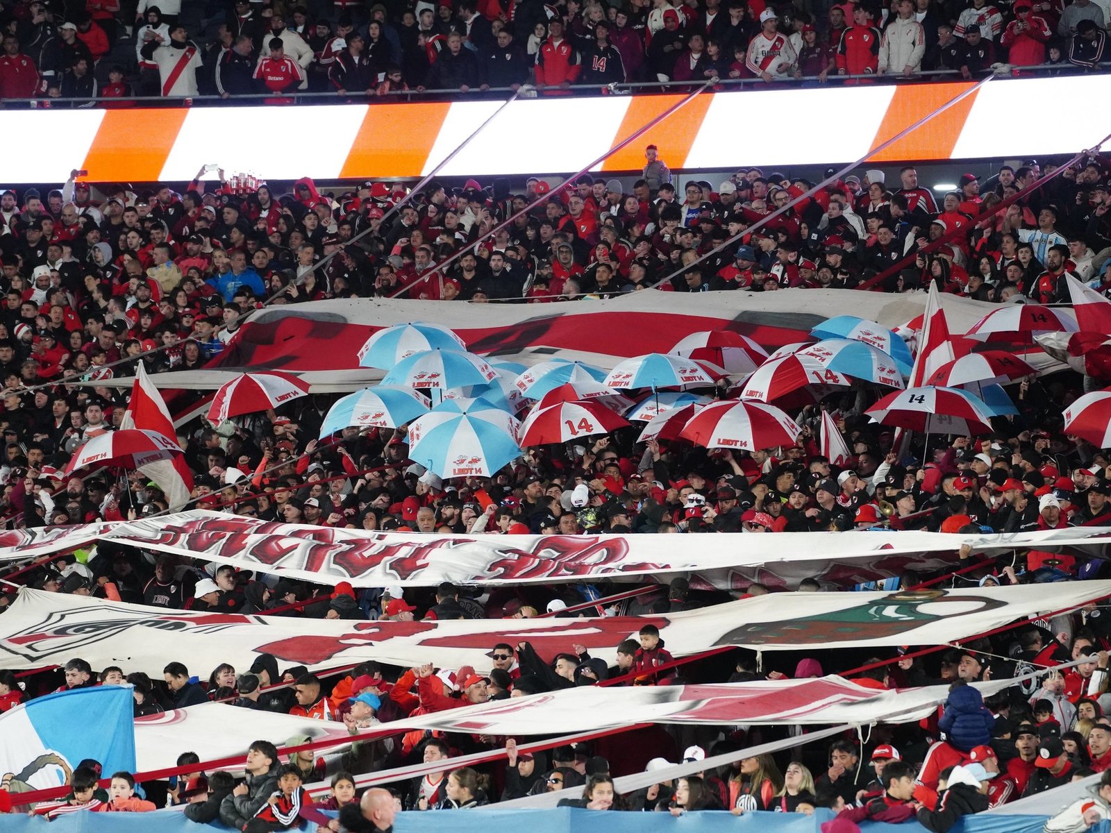 los hinchas de River cantaron contra el presidente de la AFA