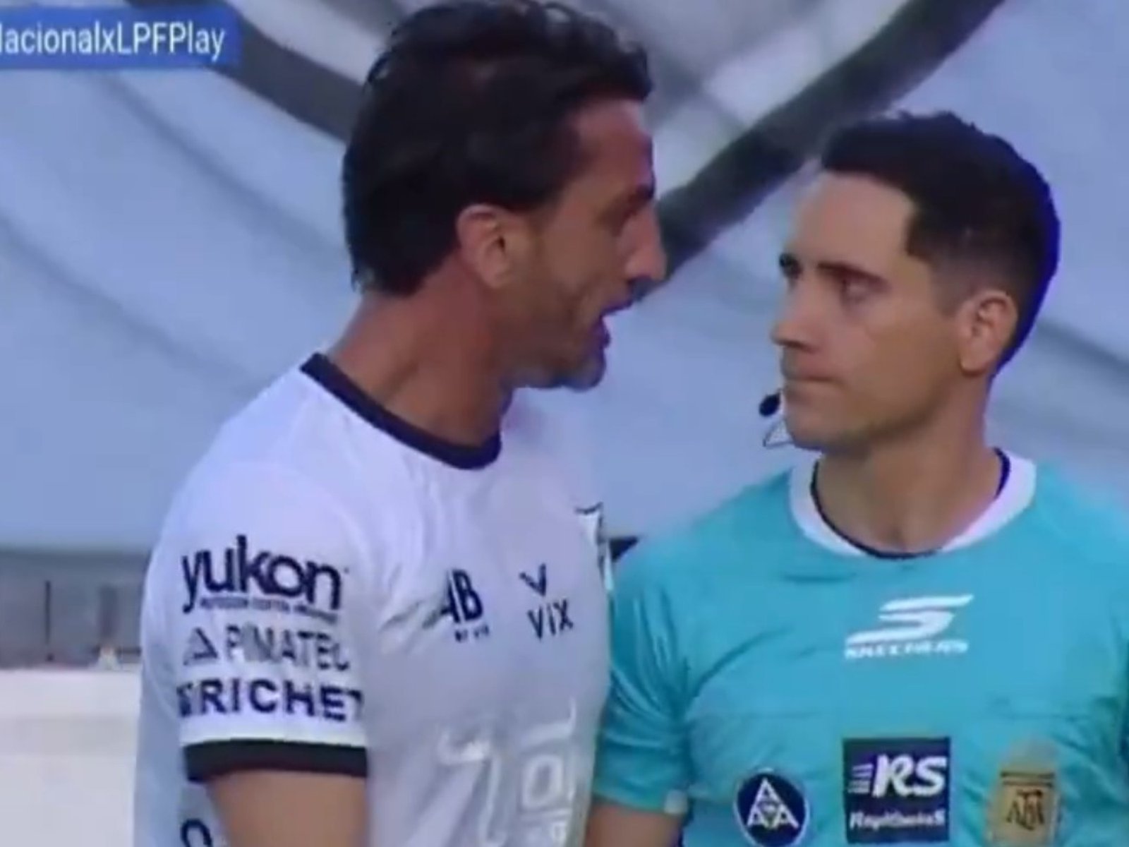 los jugadores de All Boys explotaron por dos goles anulados e intentaron agredir a un asistente