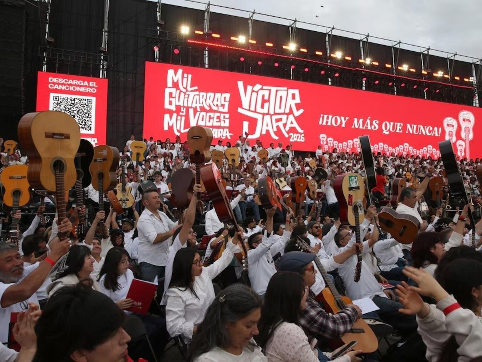miles de voces y guitarras lo homenajearon en Chile