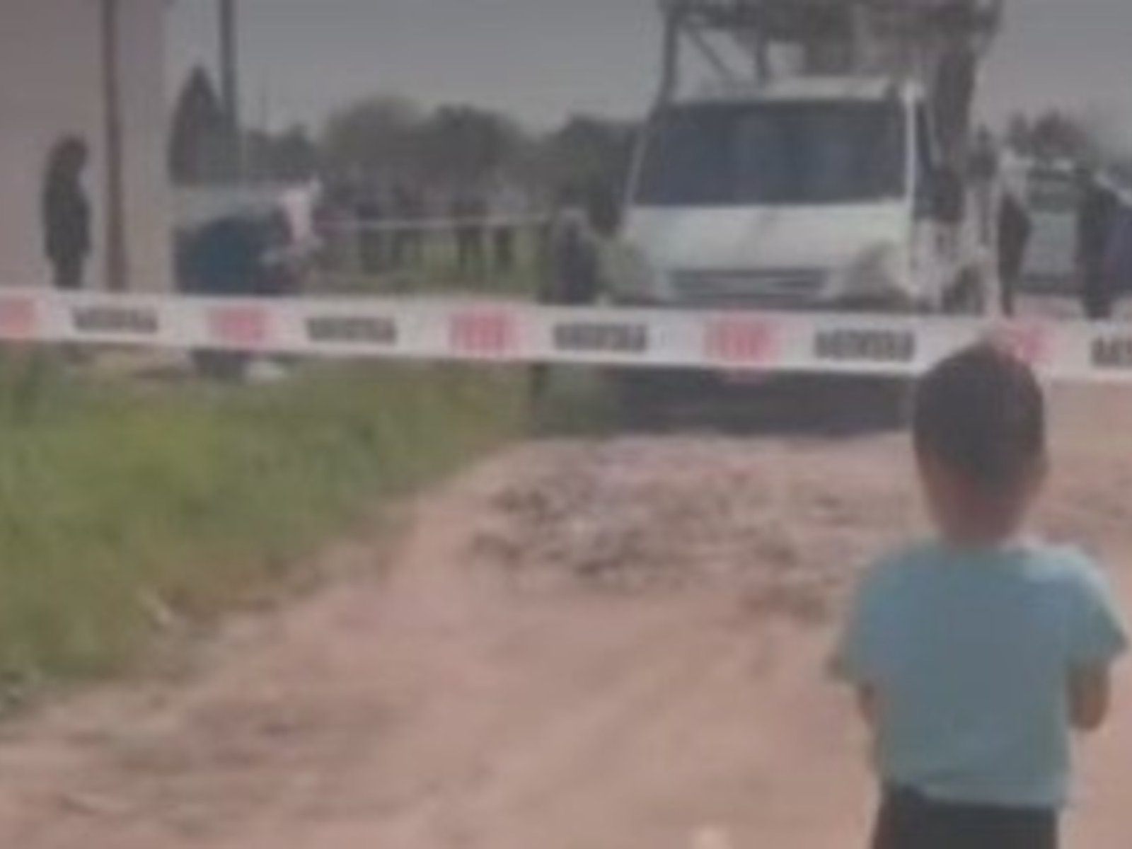 operarios hacían pozos para la instalación de postes de luz y encontraron una bolsa con un bebé muerto dentro