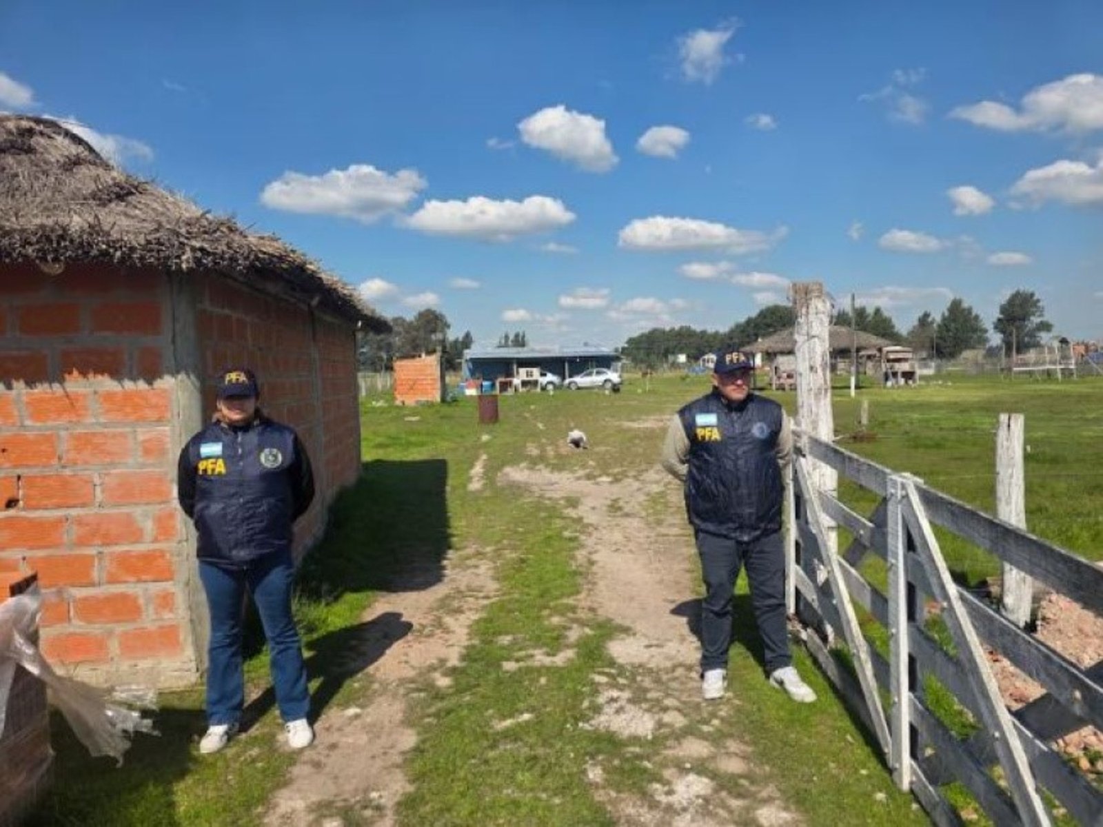 por una deuda millonaria, prestamistas secuestraron cuatro días a una familia con una nena de tres años