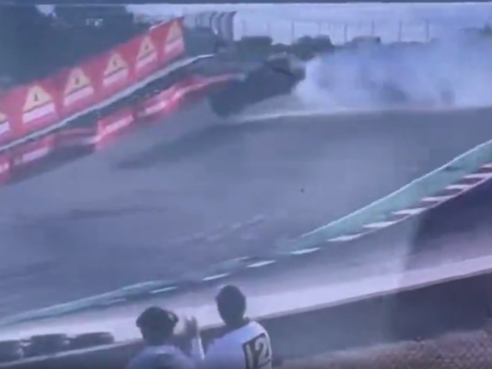 un Porsche salió despedido en una curva emblemática y terminó entre los árboles