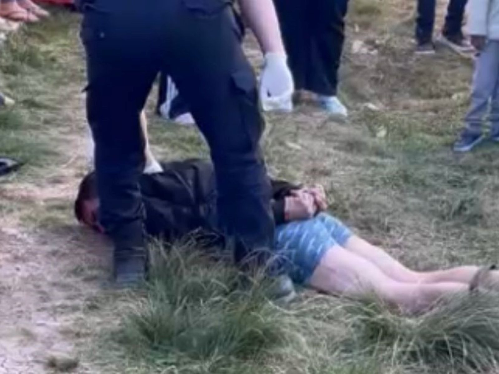un jubilado mató de un escopetazo a un ladrón que le robó a su nieto y los vecinos intentaron linchar a los cómplices