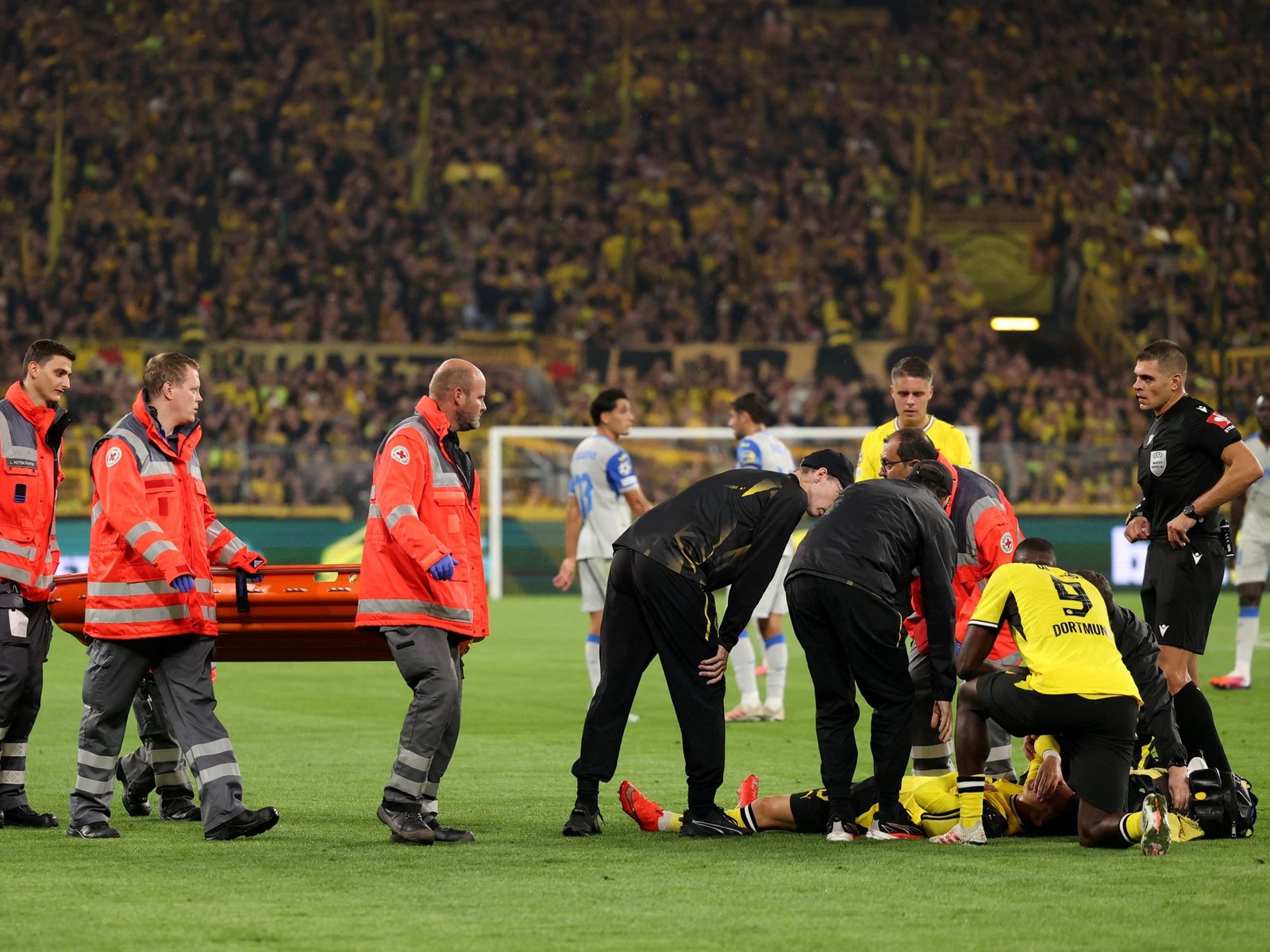 un jugador del Dortmund se desplomó en pleno partido vs Villarreal y se fue en ambulancia