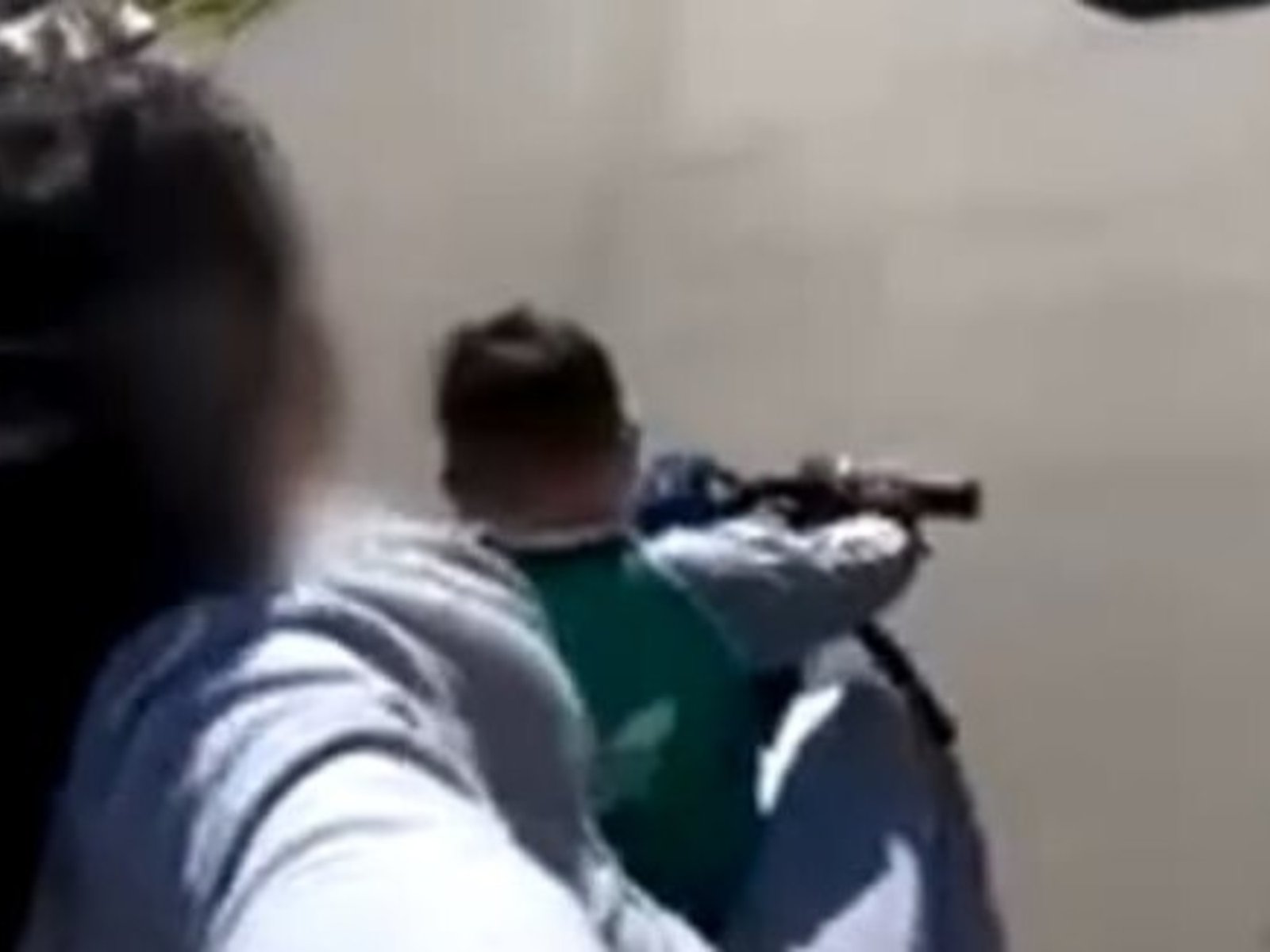 un nene manejó una moto mientras su madre lo filmaba sentada en el asiento trasero