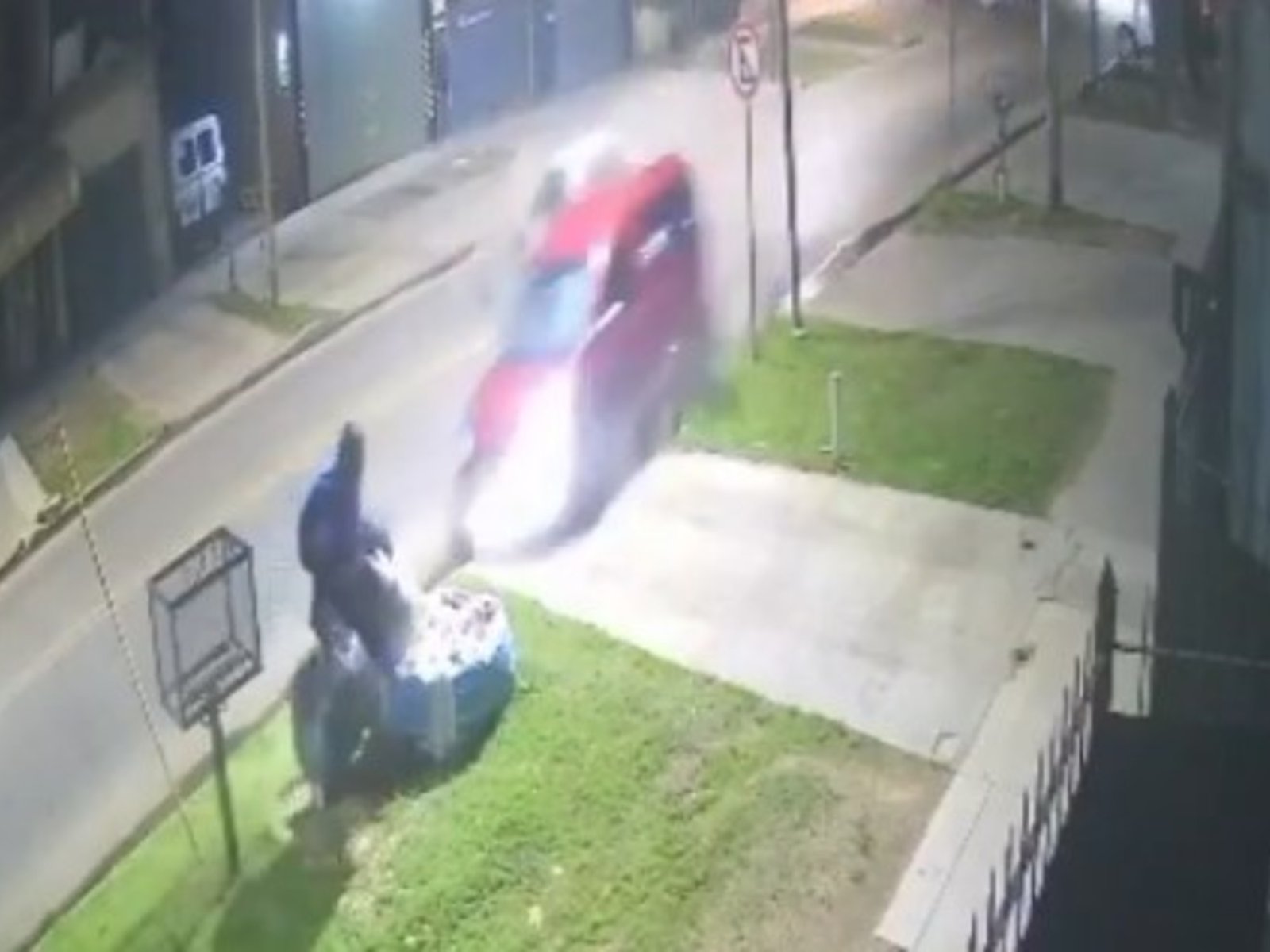 un recolector de basura se salvó de milagro de ser atropellado tras el violento choque de dos vehículos