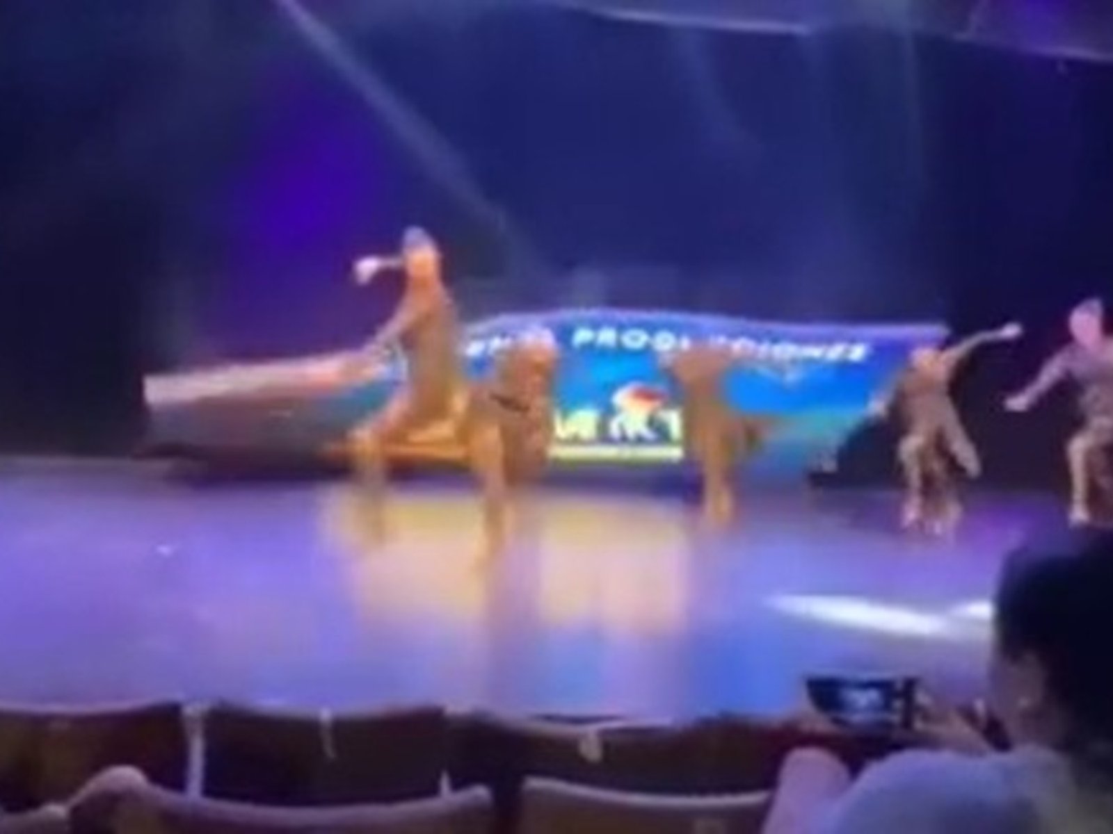 una pantalla gigante cayó sobre un grupo de bailarinas