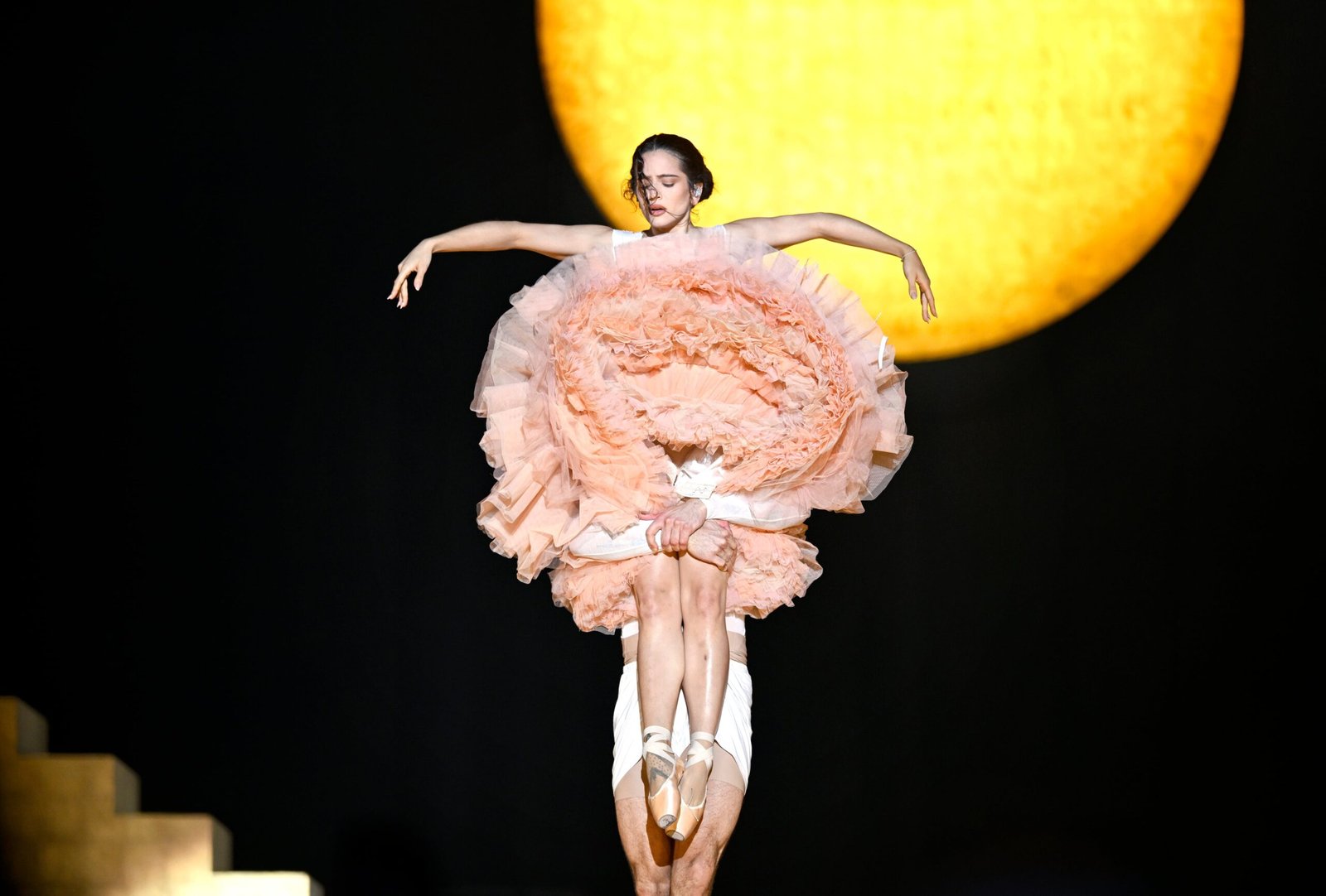 Rosalía, en su primer concierto de la gira 'Lux', en Lyon, Francia, el 16 de marzo de 2026.