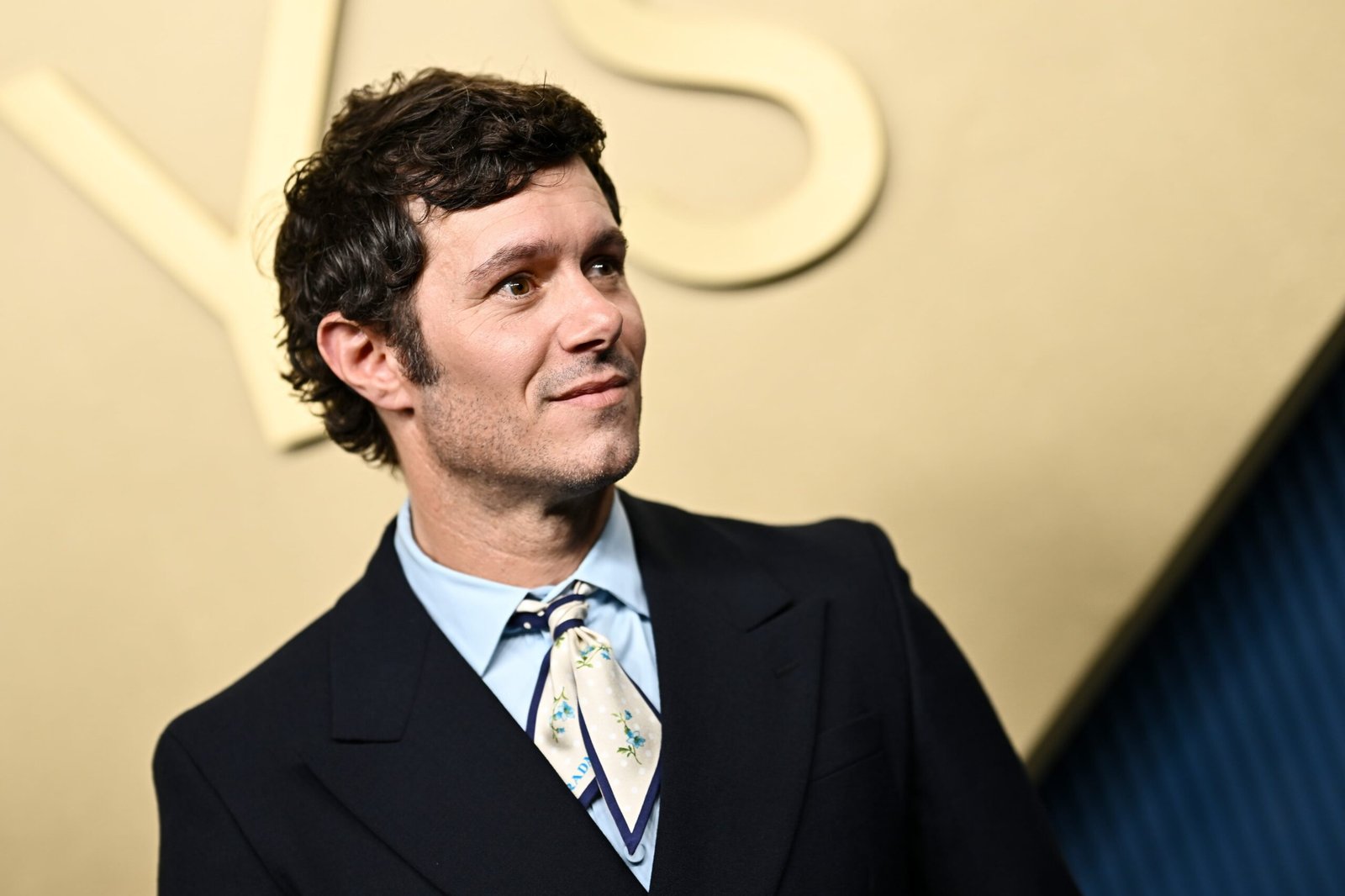 Adam Brody acusa a Israel de genocidio en Palestina. Sus compañeros de reparto judíos no están de acuerdo: “Es seguir el libro de instrucciones de Hitler”