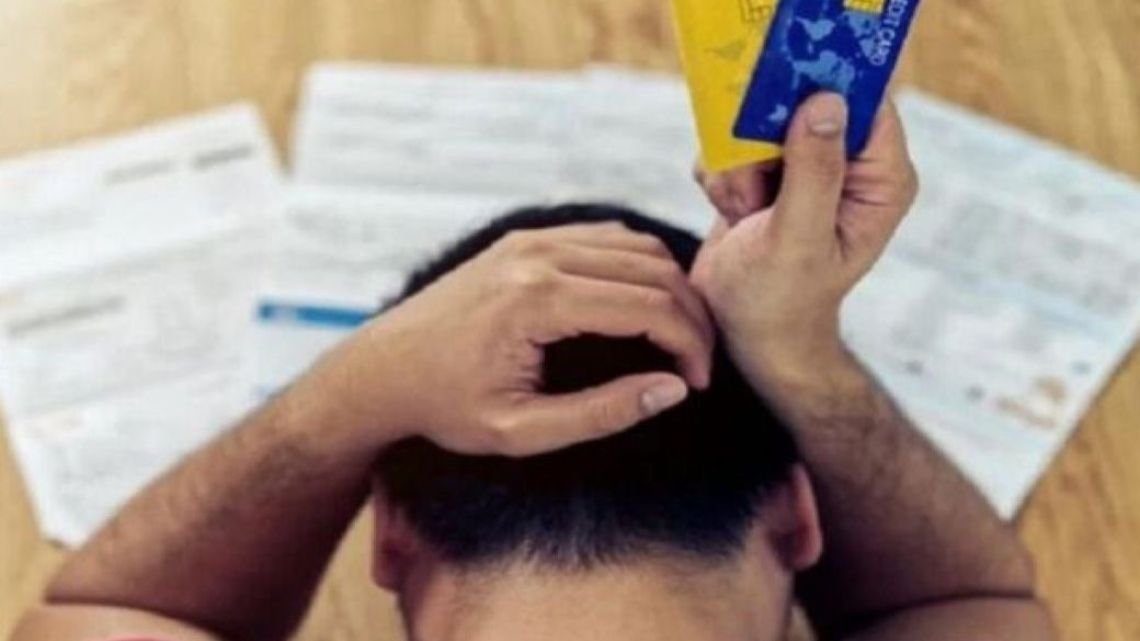 Aunque el humor social frena la caída, el ajuste pega fuerte en el consumo: 8 de cada 10 argentinos recortan gastos