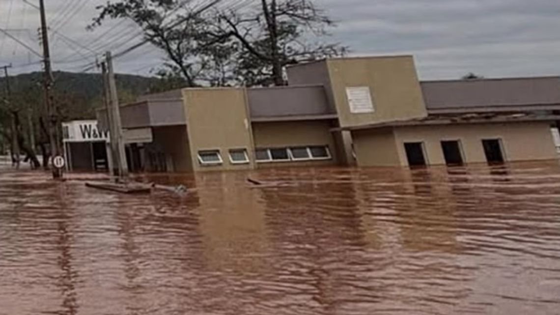 Avanza la crecida del río Uruguay en Entre Ríos y Corrientes: alertas y evacuaciones