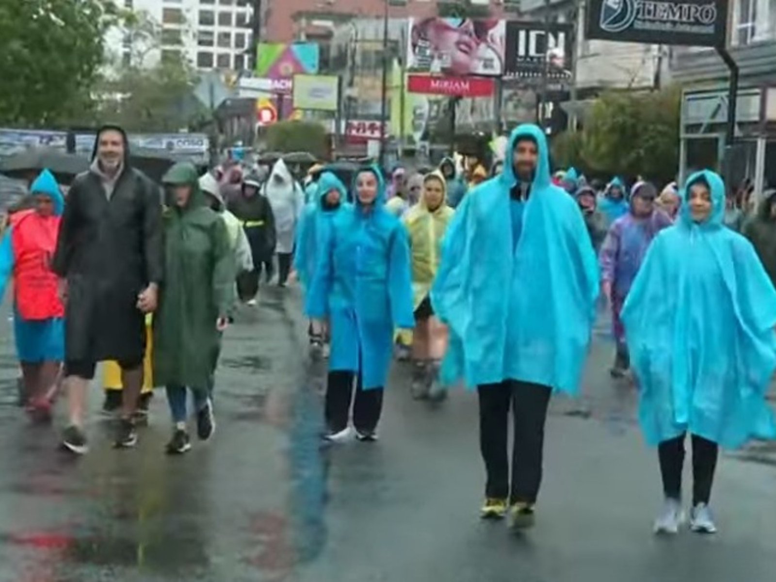 Bajo la lluvia, una multitud de fieles ya peregrina hacia Luján para agradecerle y pedirle a la Virgen