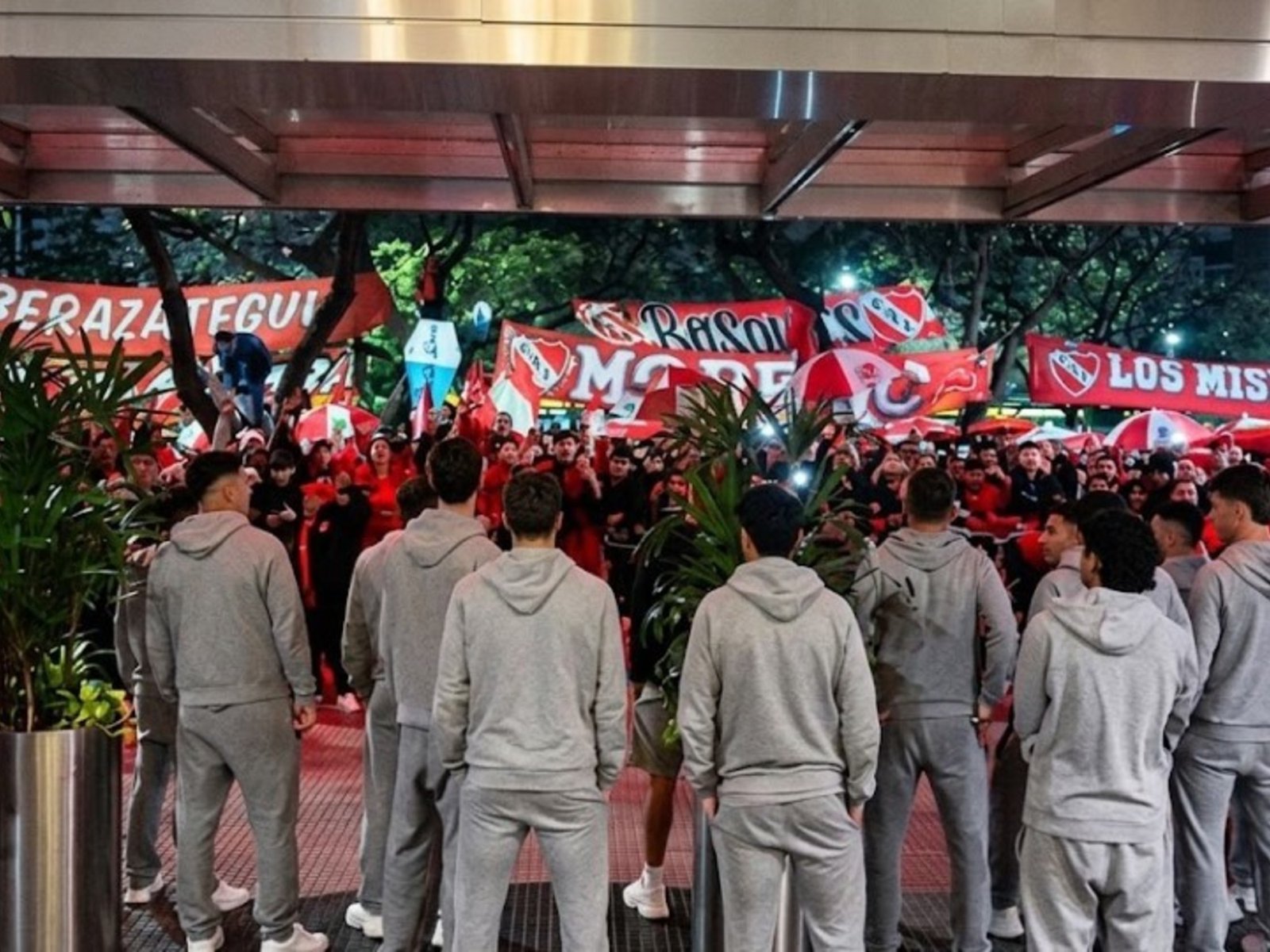 Banderazo de los hinchas de Independiente antes del clásico con Racing y un mensaje contundente para el plantel :: Olé