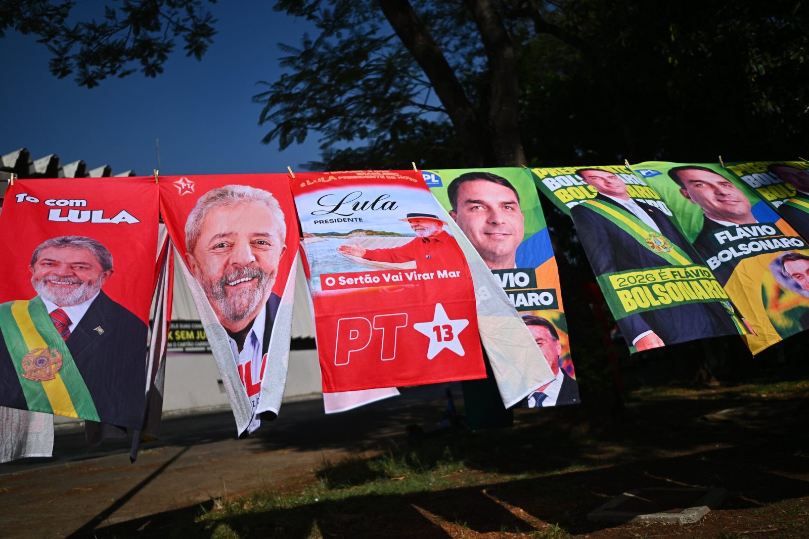 Brasil se prepara para un escrutinio de infarto con Lula y Bolsonaro empatados