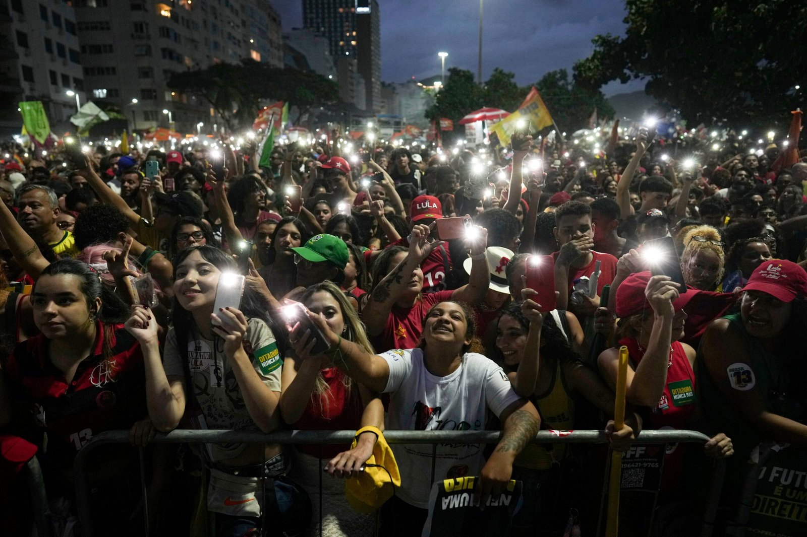 Caetano Veloso y decenas de artistas se vuelcan con Lula en un acto masivo en la playa de Copacabana