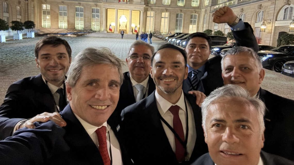 Caputo cruzó a Silvia Mercado por la reunión de Milei con los gobernadores en París y el Presidente salió en su respaldo