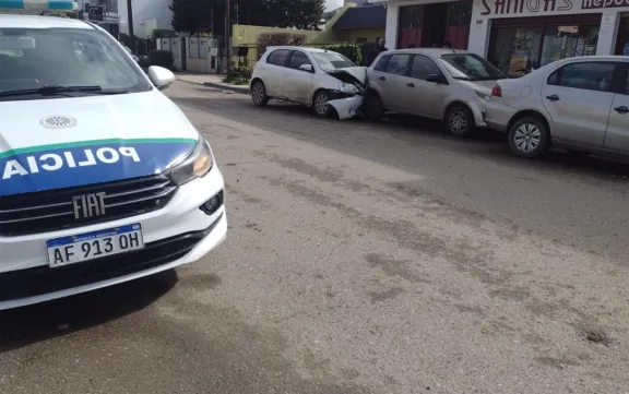 Choque múltiple en el barrio Roca dejó un herido y cuatro vehículos involucrados
