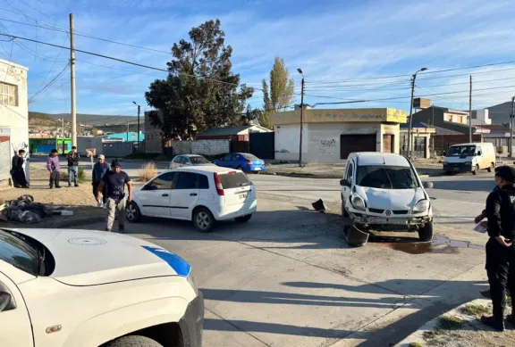 Colisión vehicular en la intersección de Juana Azurduy y Carrero Patagónico