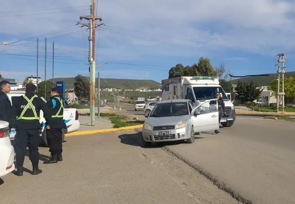 Colisionaron en una rotonda y frente a la comisaría: no hubo heridos