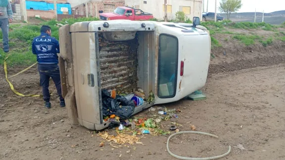 Comodoro: un automovilista perdió el control de su camioneta y terminó volcando