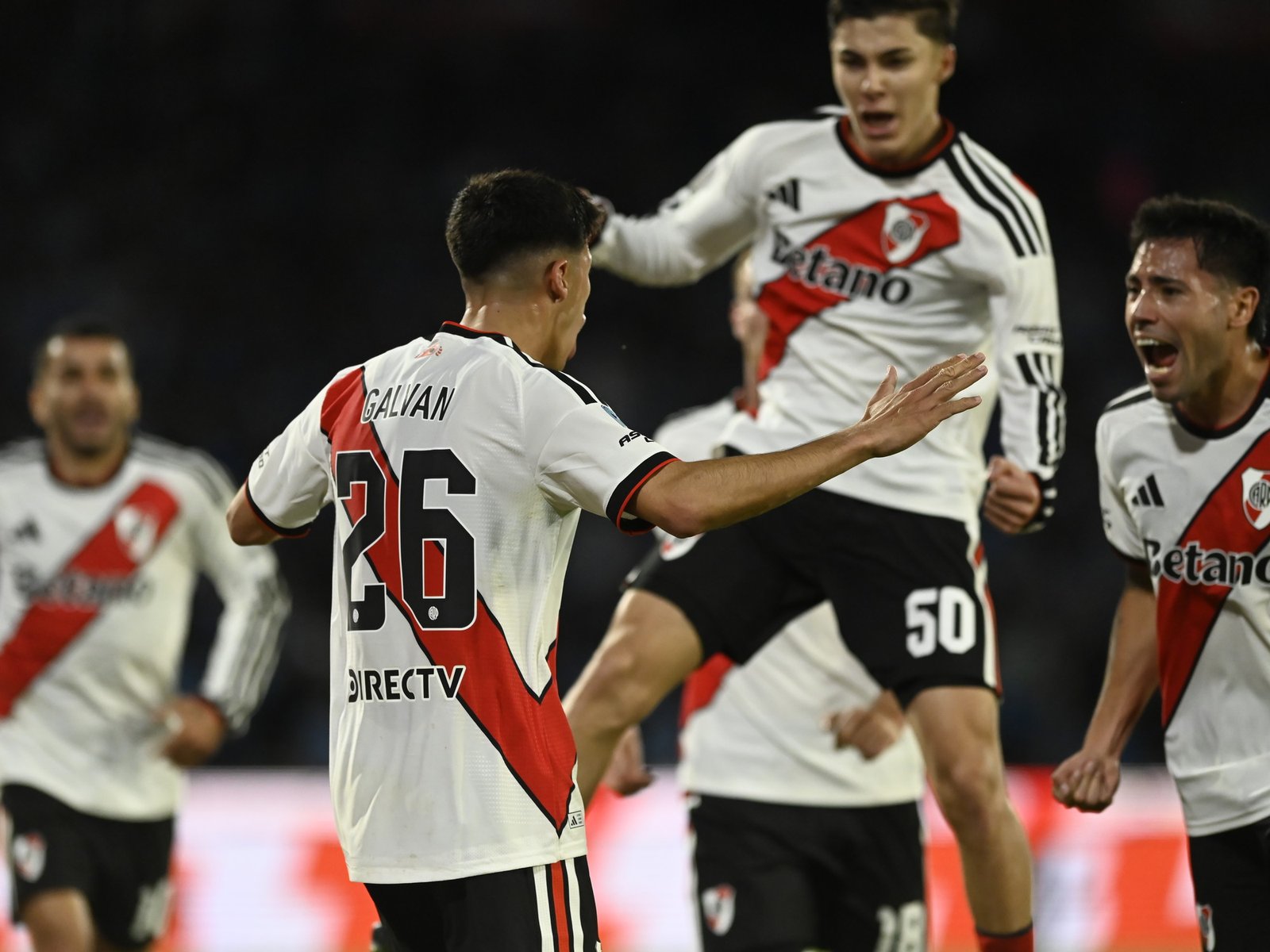 Con un Correa iluminado, River goleó a Belgrano en Córdoba y se metió en playoffs
