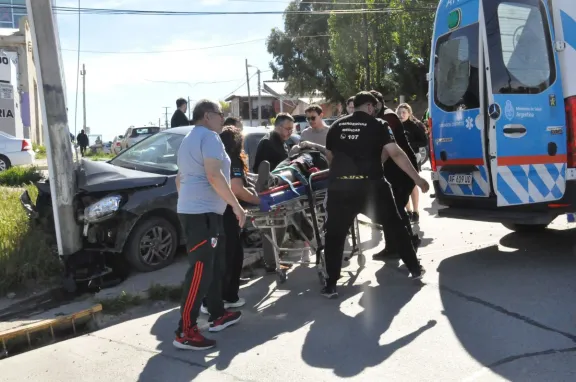 Conductor hospitalizado tras estrellarse contra una palma en la avenida Alsina