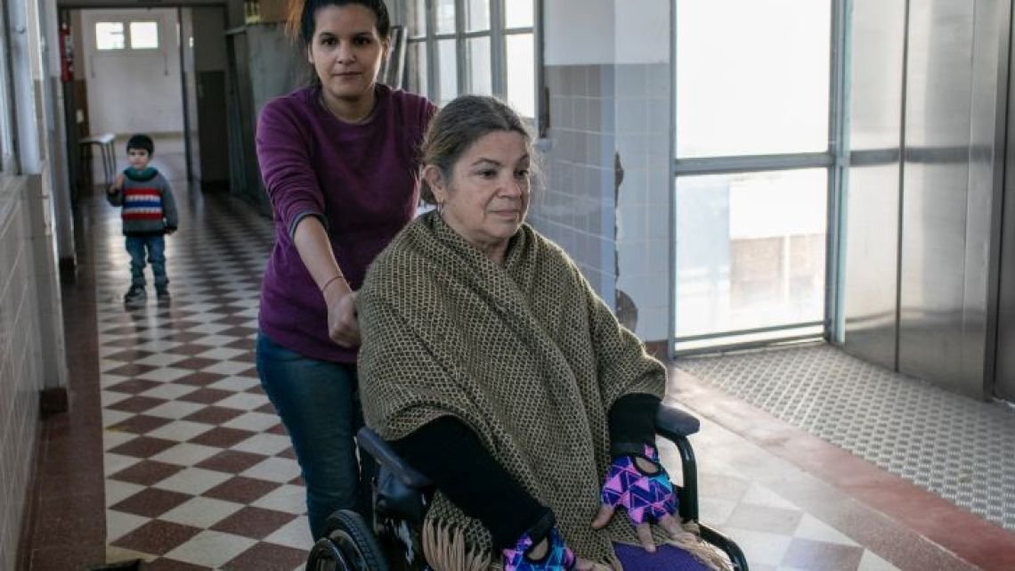 Cuidado de personas: 48 de 50 políticas nacionales fueron desactivadas y las familias cubren el vacío