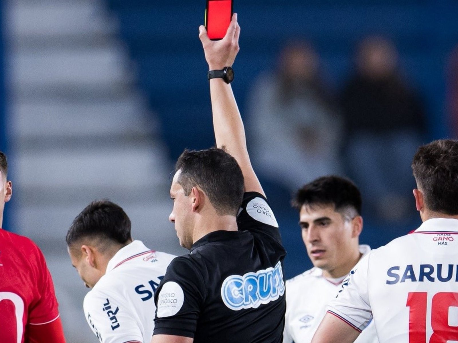 Debutó en Uruguay la tarjeta virtual, el invento que parece un celular y divide al fútbol: "Nos ayuda mucho"