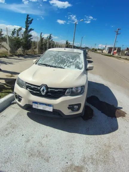 Denuncian que dos encapuchados intentaron incendiar un auto en el Gimnasio Municipal N° 4
