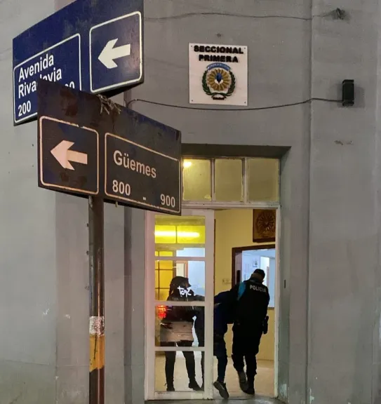Detienen a un hombre por causar disturbios e incitar a la riña en una Farmacia Social