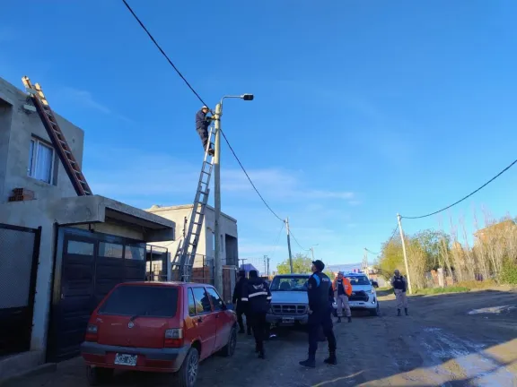Detuvieron a dos electricistas truchos mientras realizaban conexiones clandestinas en el poste de luz de un barrio