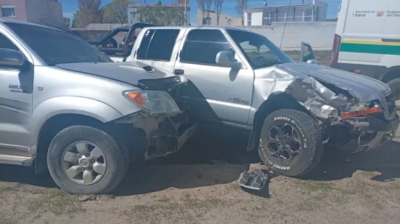 Dos camionetas colisionaron en avenida Nahuel Huapi: una persona herida