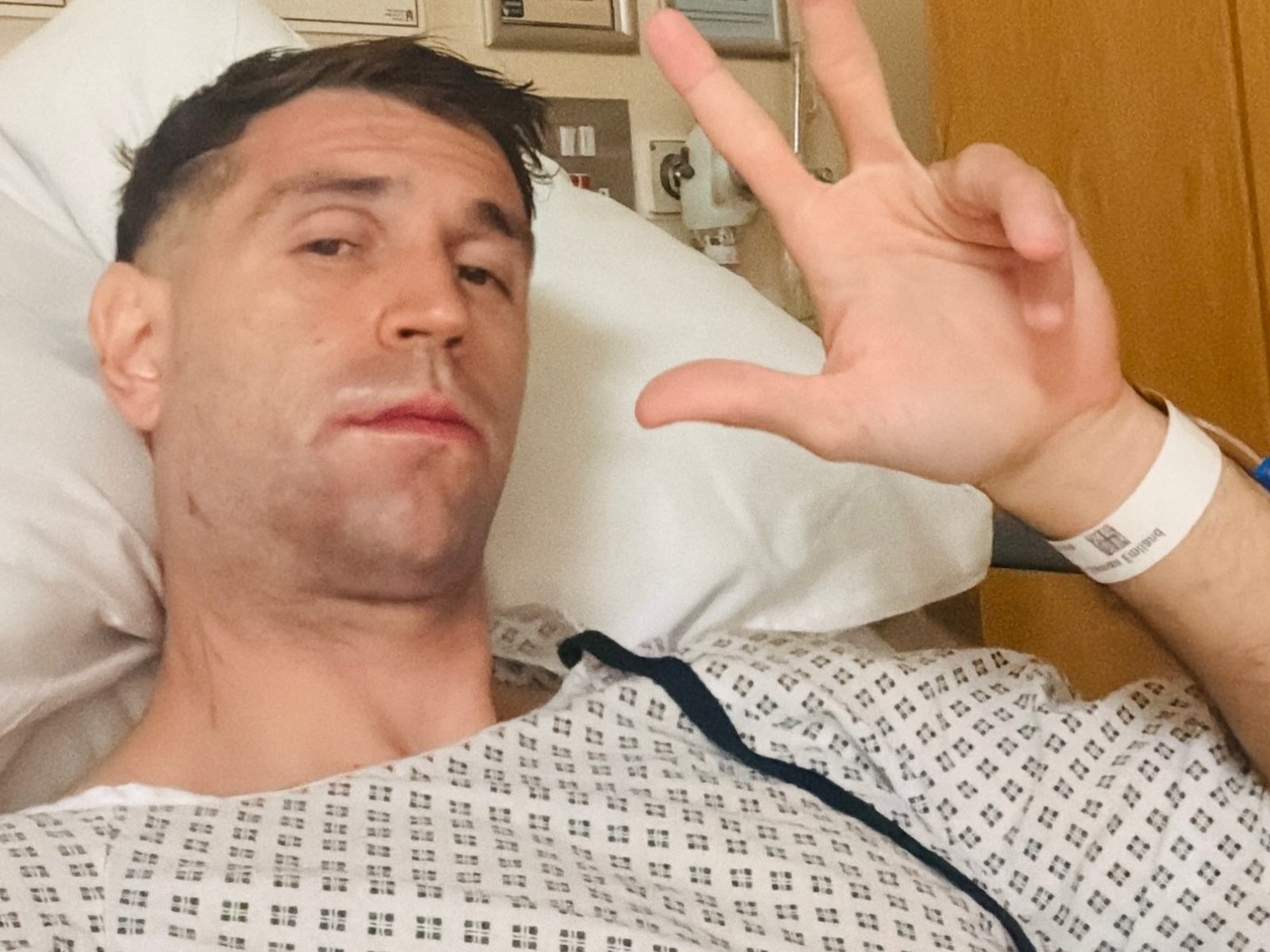 El Dibu Martínez y su primera foto tras el choque que le fracturó la mandíbula, con un detalle insólito y admirable