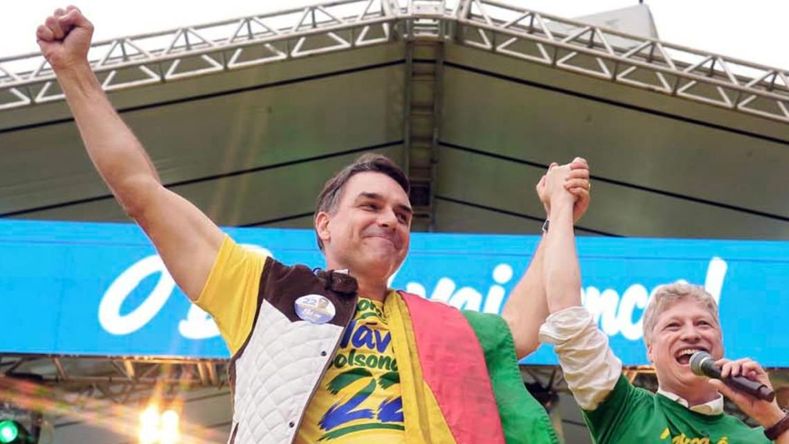 El Escudo de las Américas, Flávio Bolsonaro y los militares