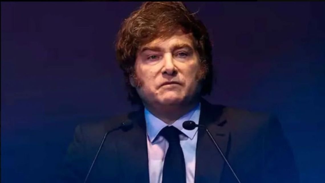 El Financial Times advirtió que las reformas económicas de Milei están "bajo presión" por la crisis