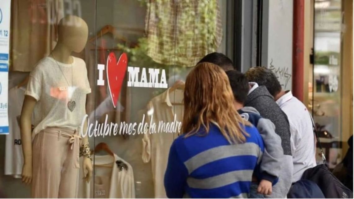 El consumo no repunta: cayeron las ventas por el Día de la Madre y dos de cada tres argentinos agotan sus ingresos antes del día 20