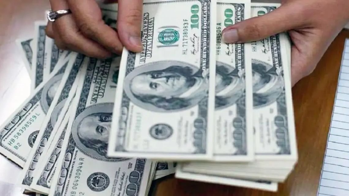 El dólar se mantiene al alza y alcanzó un nuevo récord nominal